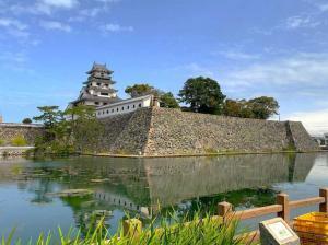 西門通にある「平山郁夫」のスケッチポイントからの今治城