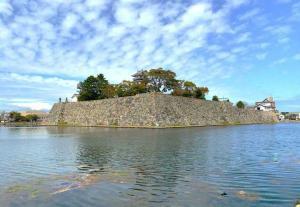 南西側からの堀越の今治城