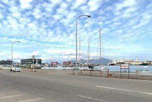 今治城　すぐ近くに海