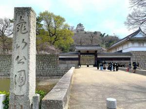 丸亀城大手門と天守