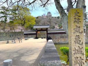 丸亀城大手門と天守