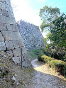 丸亀城 三ノ丸北側から登城路へ出る付近