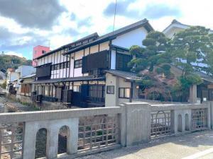 宇和島の街中の様子(穂積橋とほずみ亭)