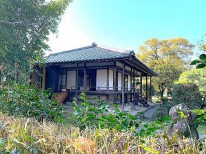天赦園　庭園北側の散策路の様(春雨亭(書屋))