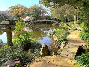 天赦園　庭園北側から池泉に沿って西の散策路を南側へ