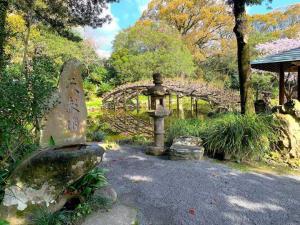 天赦園　庭園南側の散策路の様子