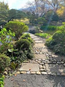 天赦園　東屋付近から春雨亭(書屋)方面へ