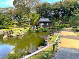 天赦園　東屋付近からき春雨亭(書屋)方面へ