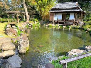天赦園　東屋付近から春雨亭(書屋)方面へ