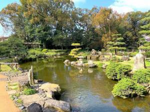 天赦園　東屋付近から春雨亭(書屋)方面へ