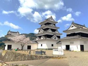 大洲城　(右から高欄櫓・天守・台所櫓の天守群)