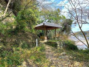 大洲城水の手櫓・水の手御門跡から苧綿櫓へ：途中の東屋