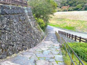 大洲城下町　臥龍山荘付近の肱川に続く道