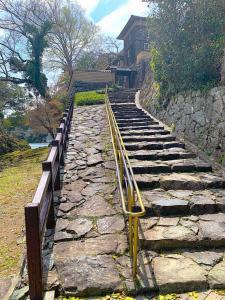 大洲城下町　臥龍山荘付近の肱川に続く道