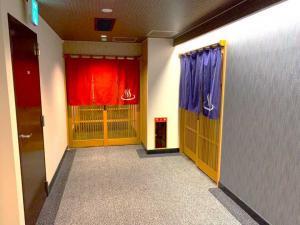 道後温泉・八千代：大浴場入口(フロント奥にありました)