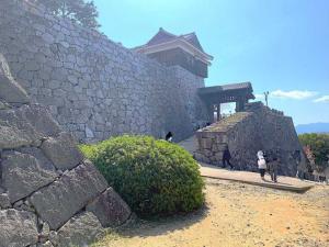 松山城 中ノ門跡付近からの戸無門への登城路