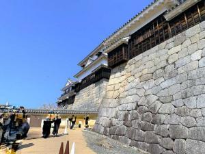 松山城:「本壇・天守群」への入口正面松山城 紫竹門東塀