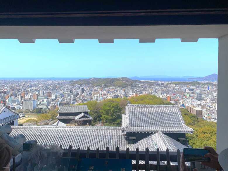 松山城:「本壇・天守群」内部 天守閣からの景色・西側