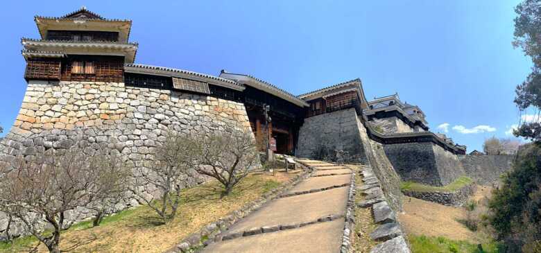 松山城 乾櫓・乾門・乾門東続櫓付近から本丸石垣西側側面