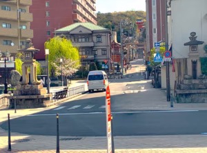 道後温泉駅から伊佐爾波神社へ続く参道