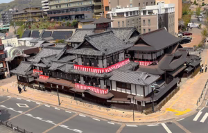 湯神社付近の高台から見た道後温泉本館(店前が南棟)