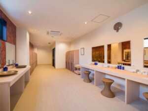 道後温泉・八千代：大浴場脱衣所(こちらのHP(http://www.e-yachiyo.co.jp/)より))