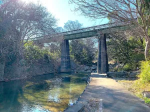 明神淵から少し上流の八高線の陸橋