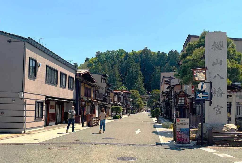 櫻山八幡宮　大鳥居付近からの参道