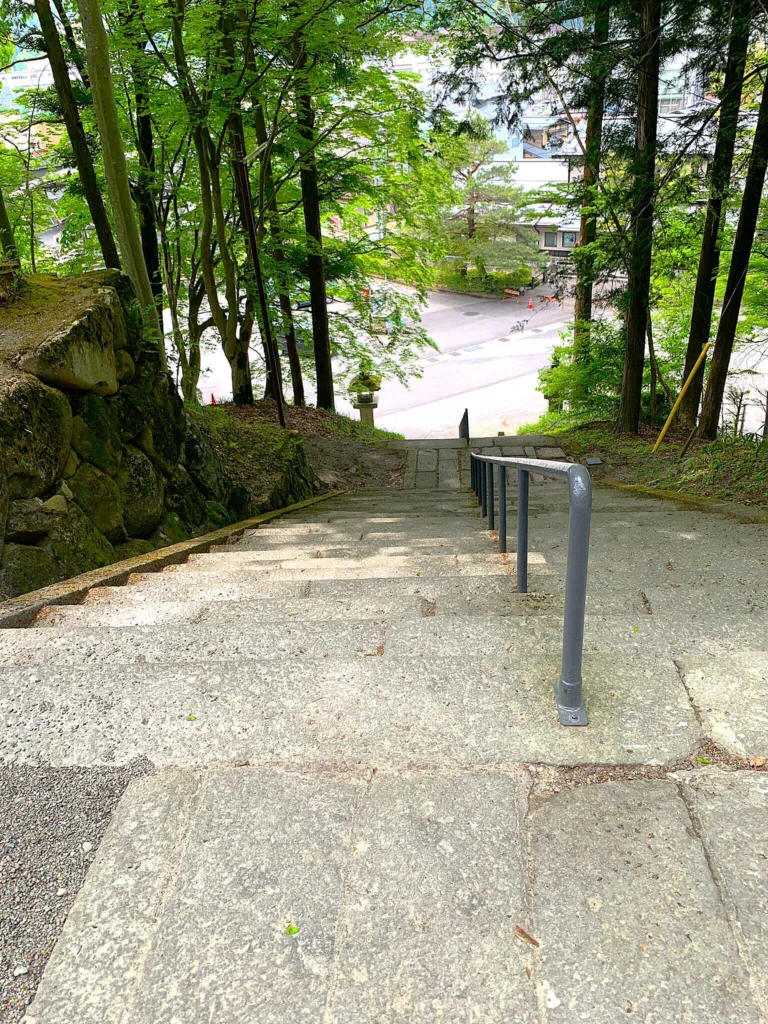 飛騨山王宮 日枝神社　もう一つの参道(二の鳥居の段から)