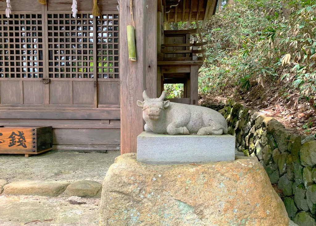 飛騨山王宮 日枝神社　境内社：天満神社の狛牛