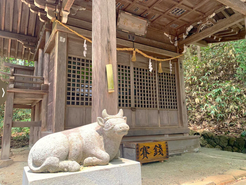 飛騨山王宮 日枝神社　境内社：天満神社の狛牛