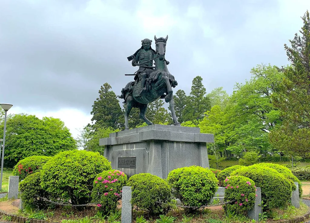 高山城 二之丸(金森長近の像があります)