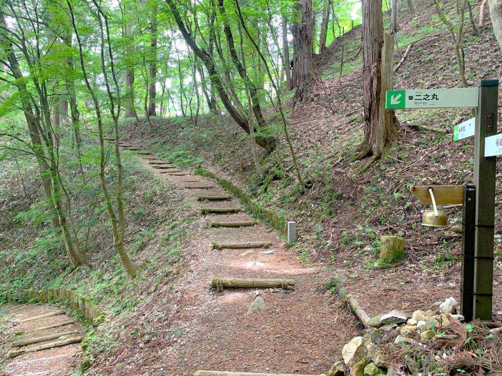 高山城 東北曲輪跡の水の手方面へ