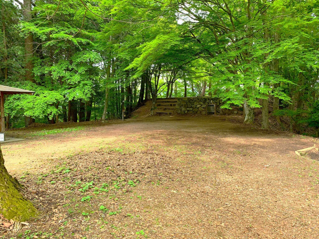 高山城 本丸下段から本丸上段へ
