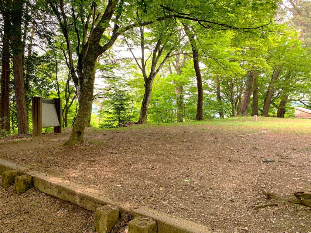 高山城 本丸上段(玄関付近から南西方面)