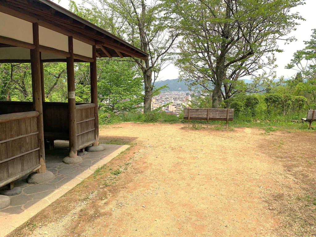 高山城 大手門から二の丸(城山公園)の駐車場へ(途中高山の市街地を遠望できます)