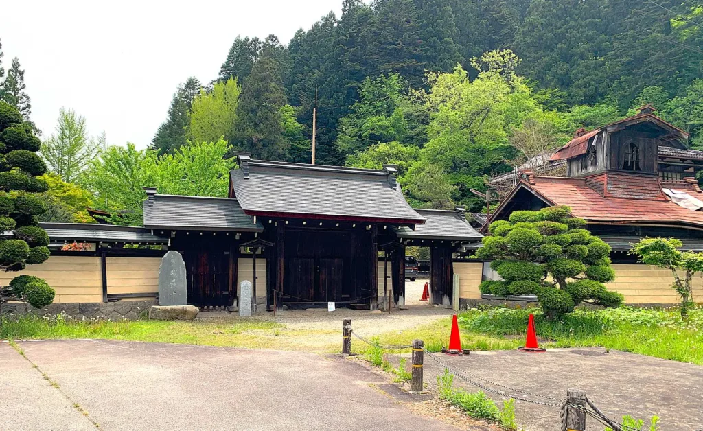 高山城 大手門から二の丸(城山公園)の駐車場へ:照蓮寺