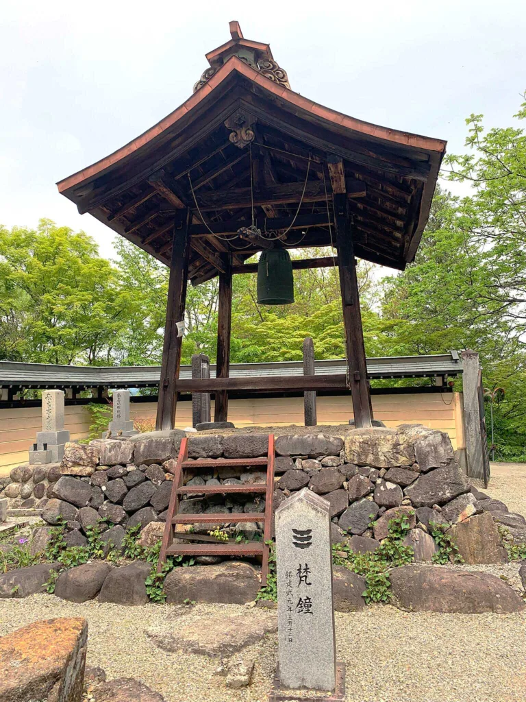 高山城 大手門から二の丸(城山公園)の駐車場へ:照蓮寺