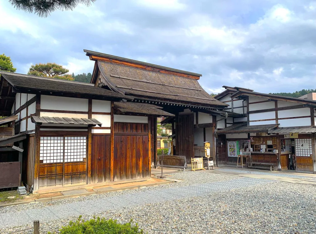 高山陣屋　御門(表門・門番所)内側より
