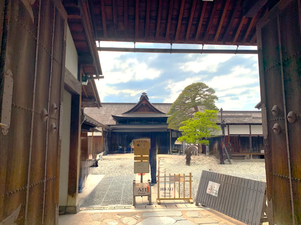 高山陣屋　御門(表門・門番所)から玄関