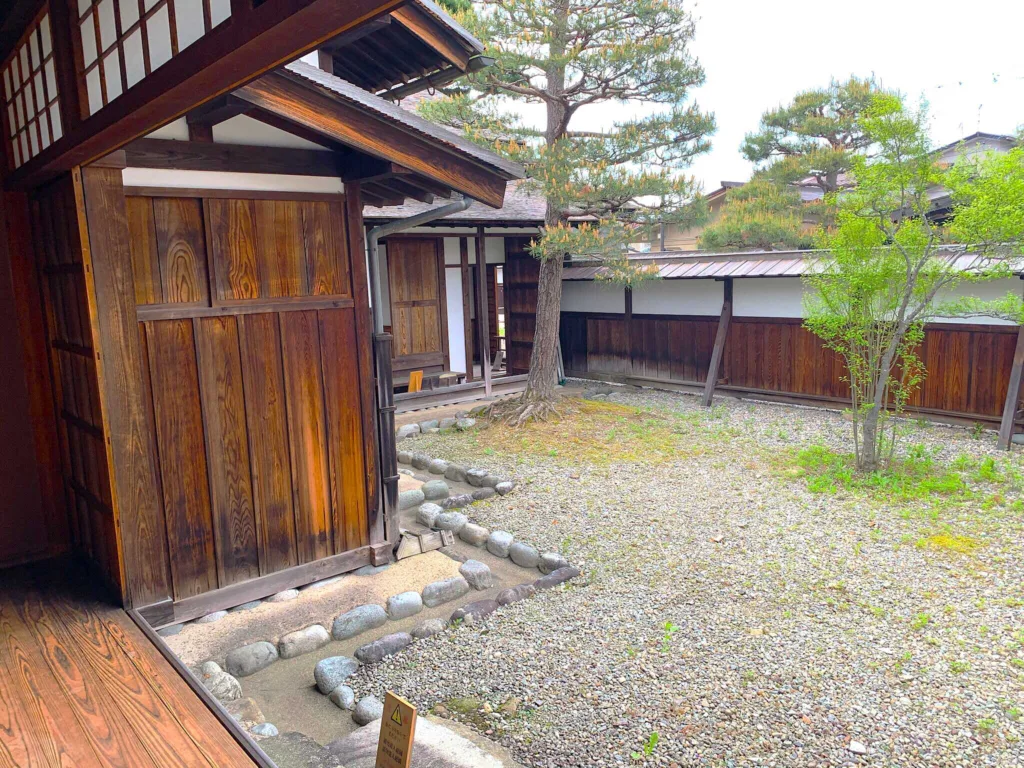 高山陣屋　御役所機能のエリアから代官・郡代のプライベート空間へ続く廊下付近からの景色