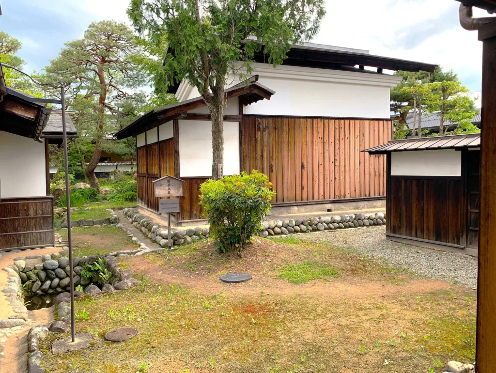 高山陣屋　台所茶の間付近から外の様子：勝手土蔵