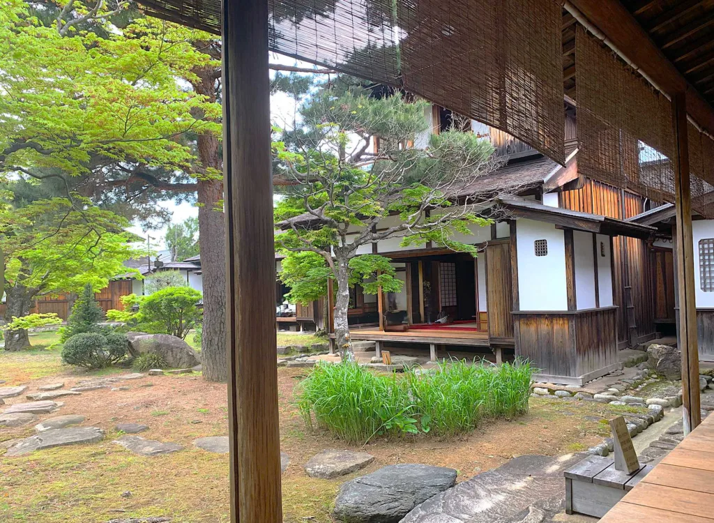 高山陣屋　大広間脇の廊下からお庭の様子