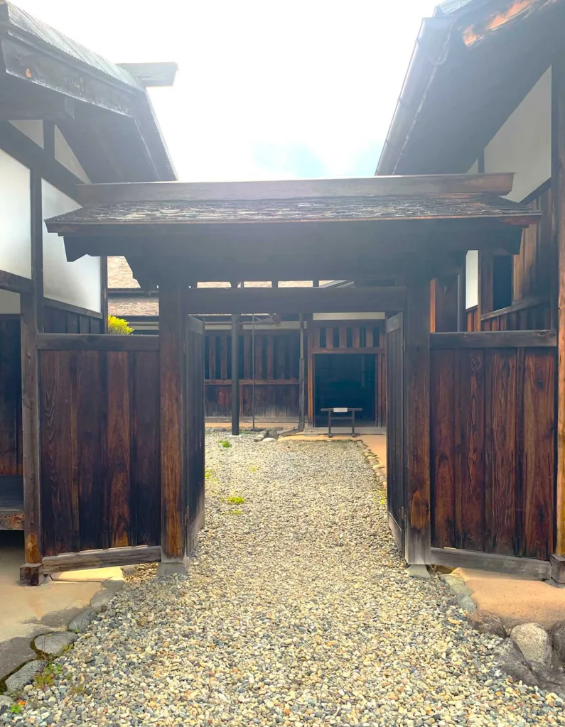 高山陣屋　御白洲(北側)の外にある腰掛脇出入口