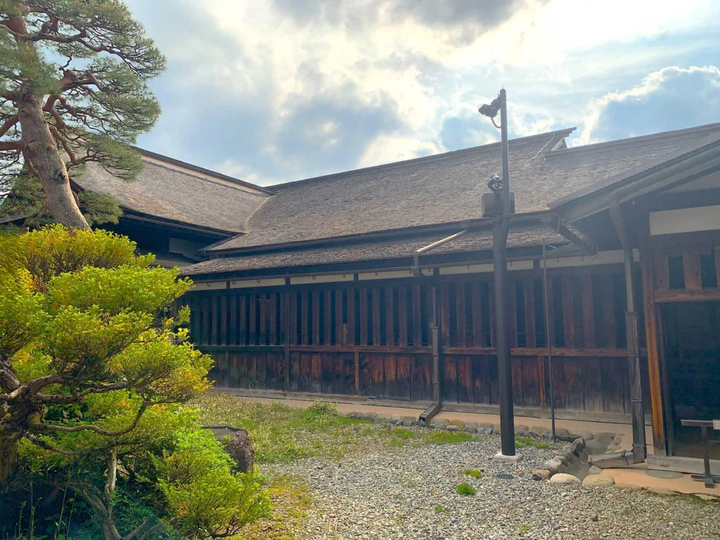 高山陣屋　御白洲(北側)の外側