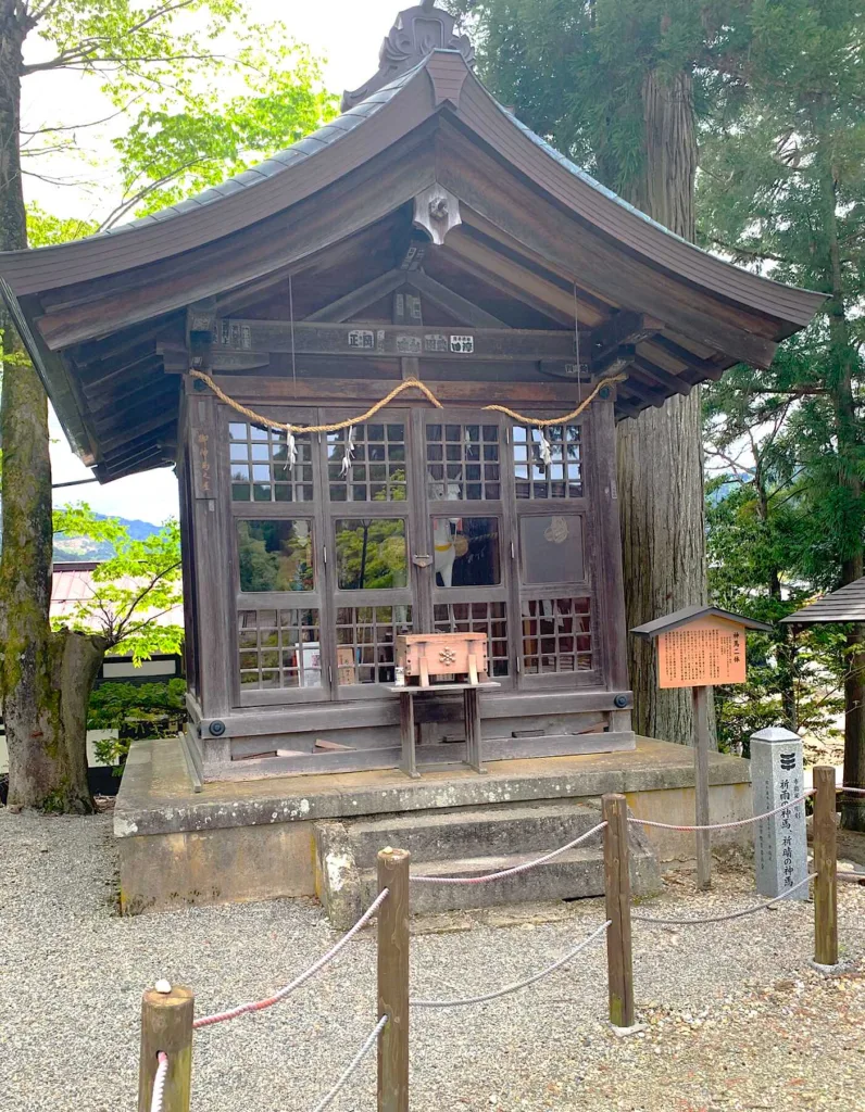 水無神社 神馬舎