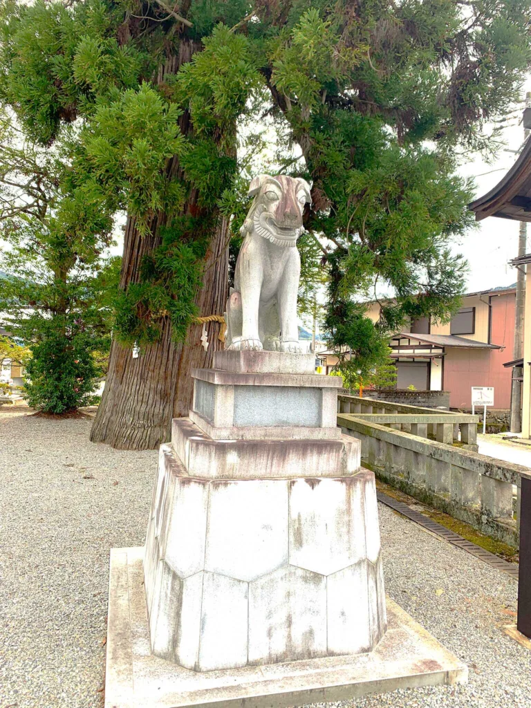 水無神社　鳥居近くの狛犬