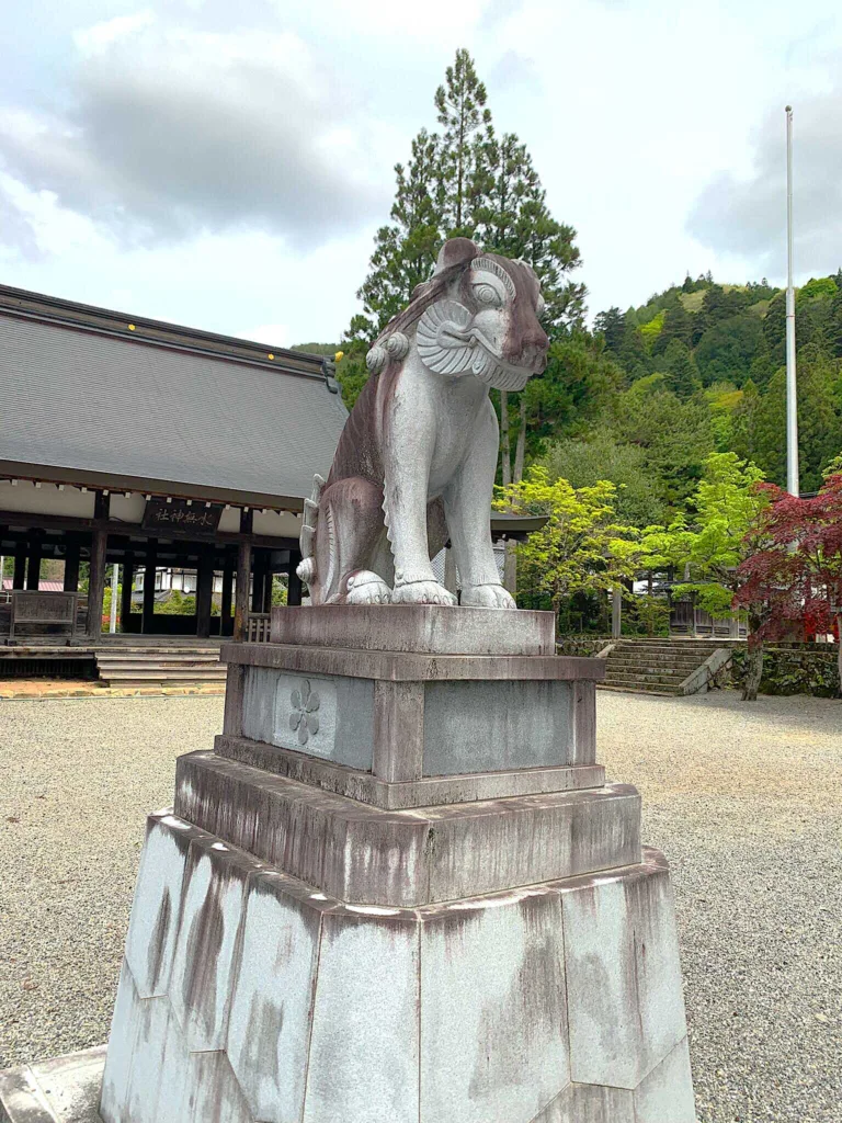 水無神社　鳥居近くの狛犬