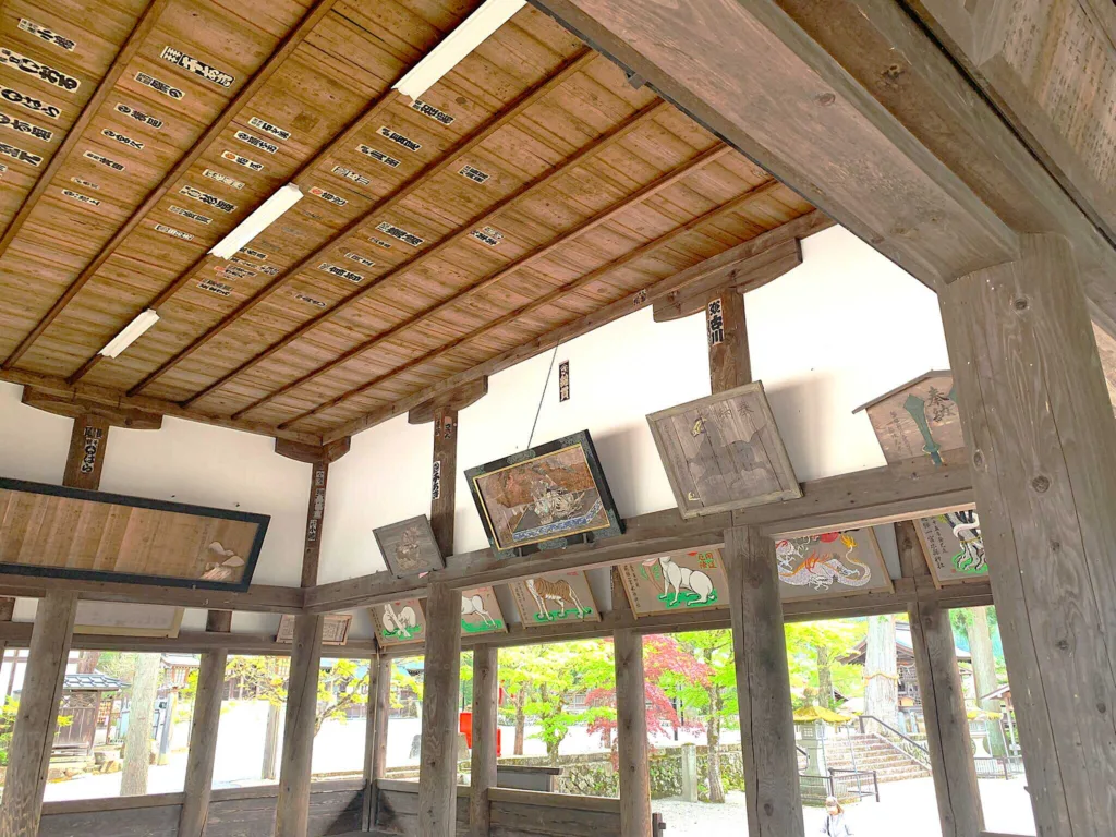 水無神社　絵馬殿内部の様子