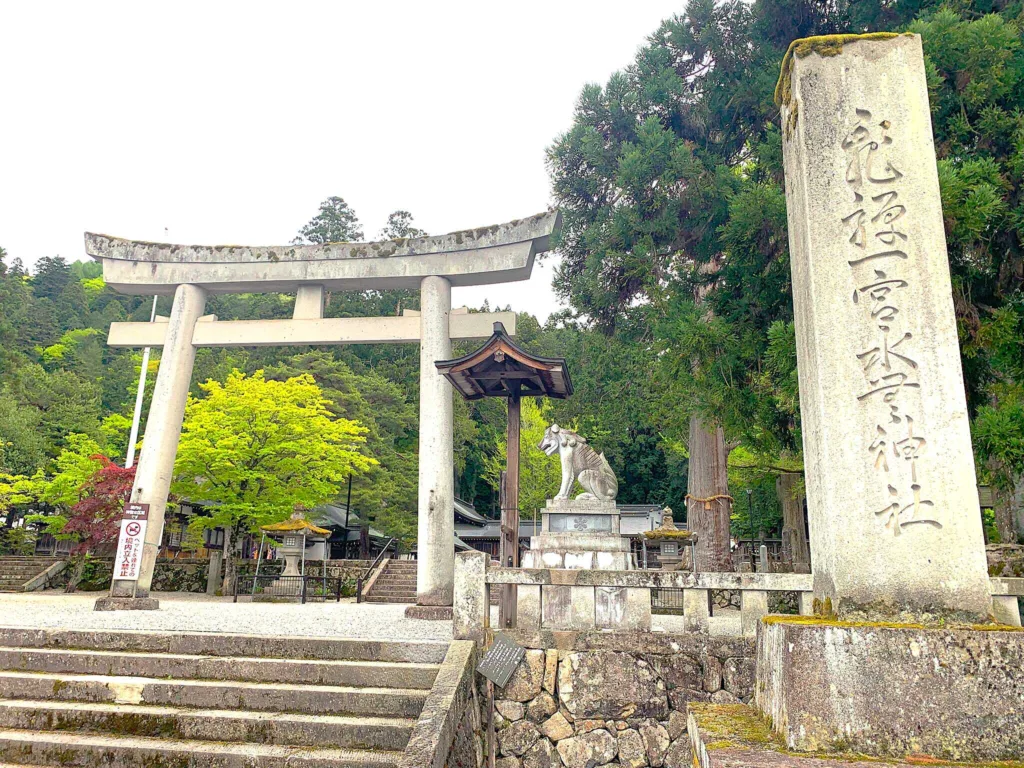 水無神社　鳥居前の「飛騨一宮」の標柱